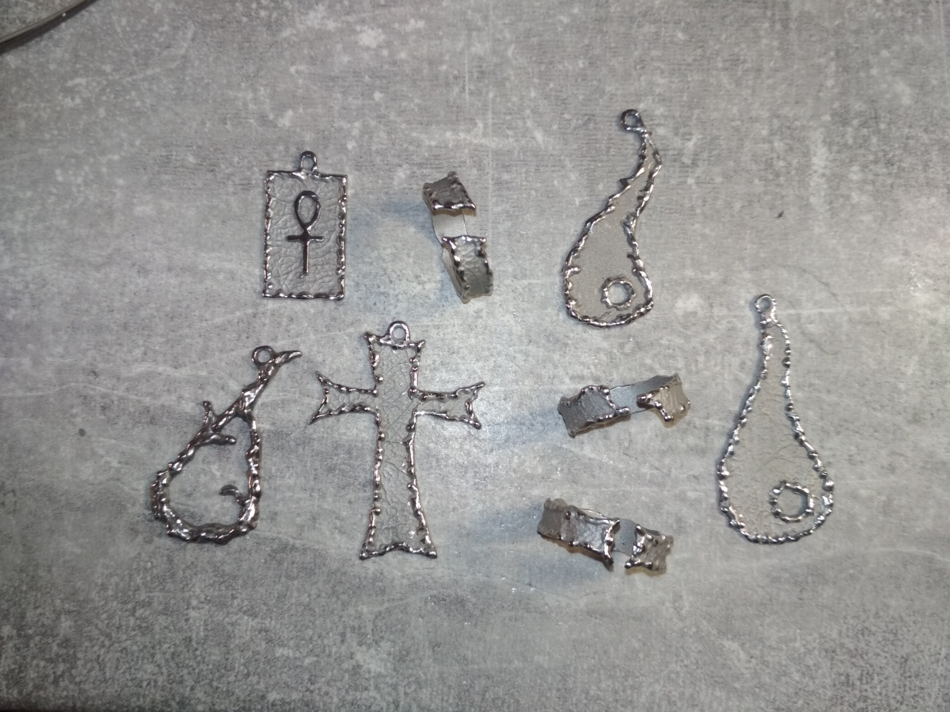 Ékszer kísérletek fogászati fémből